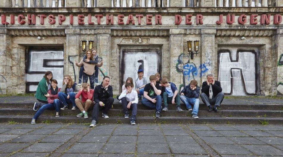 Das Team des Karl-Liebknecht-Gymnasiums posiert vor dem ehemaligen Lichtspieltheater der Jugend in Frankfurt (Oder). Das Team des Karl-Liebknecht-Gymnasiums posiert vor dem ehemaligen Lichtspieltheater der Jugend in Frankfurt (Oder).