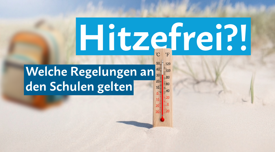 Ein Thermometer steckt im heißen Sand, im Hintergrund ein unscharfer Schulrucksack. Darüber steht der Text: „Hitzefrei?! Welche Regelungen an den Schulen gelten“.