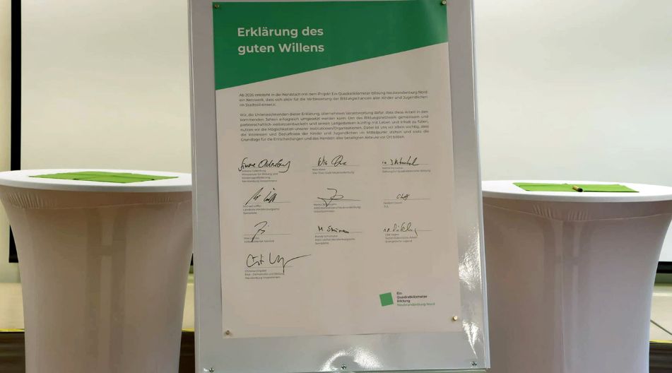Die unterzeichnete Erklärung des guten Willens auf einem Flipchart.