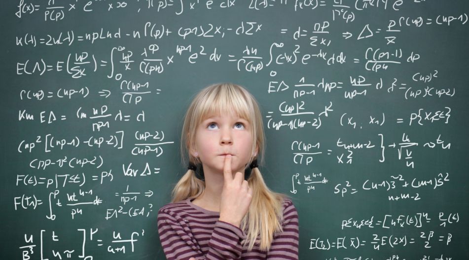 Ein Mädchen denkt vor einer Mathematik-Tafel nach. Ein Mädchen denkt vor einer Mathematik-Tafel nach.